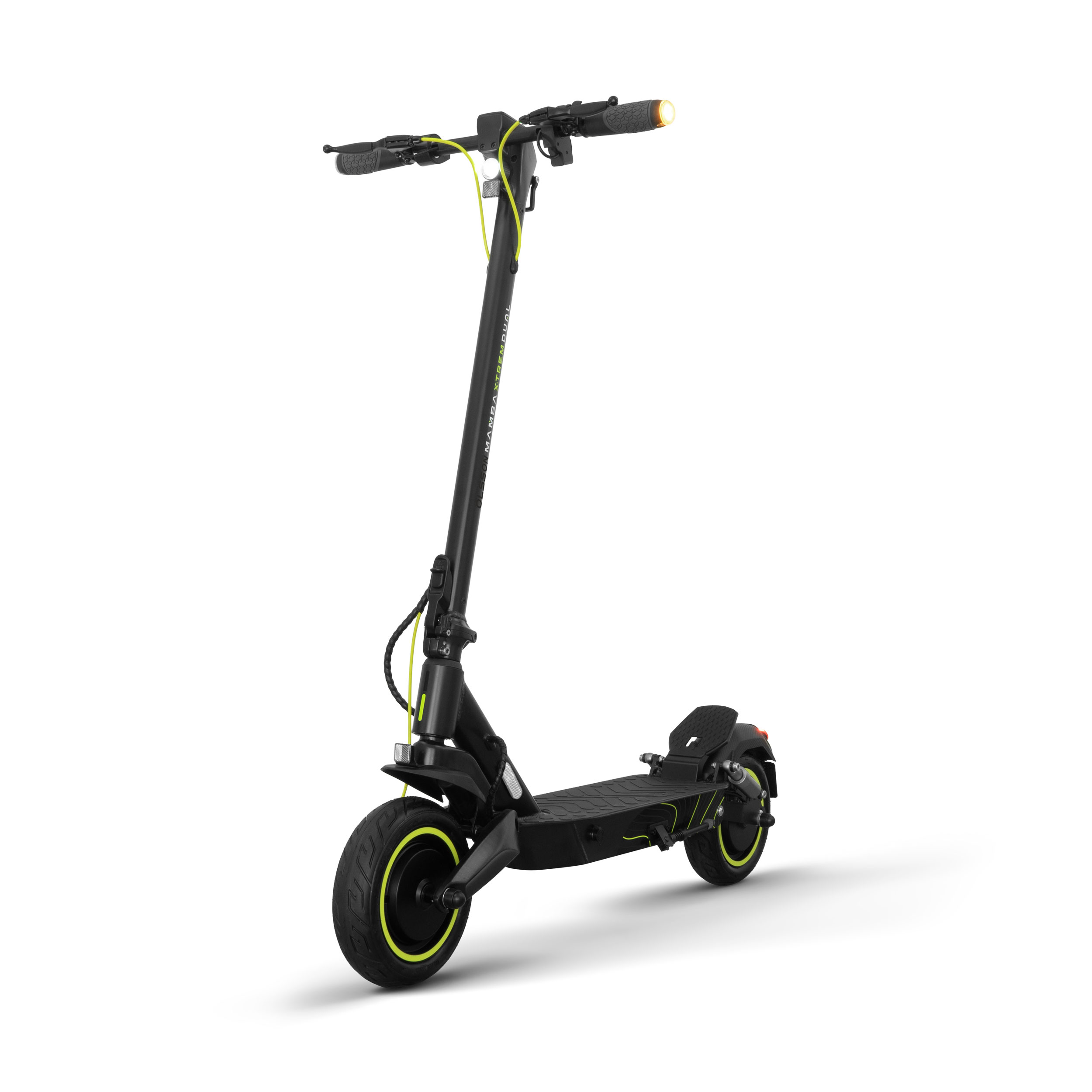 Un patinete eléctrico sobre un fondo blanco. Tiene un marco negro y detalles amarillos.