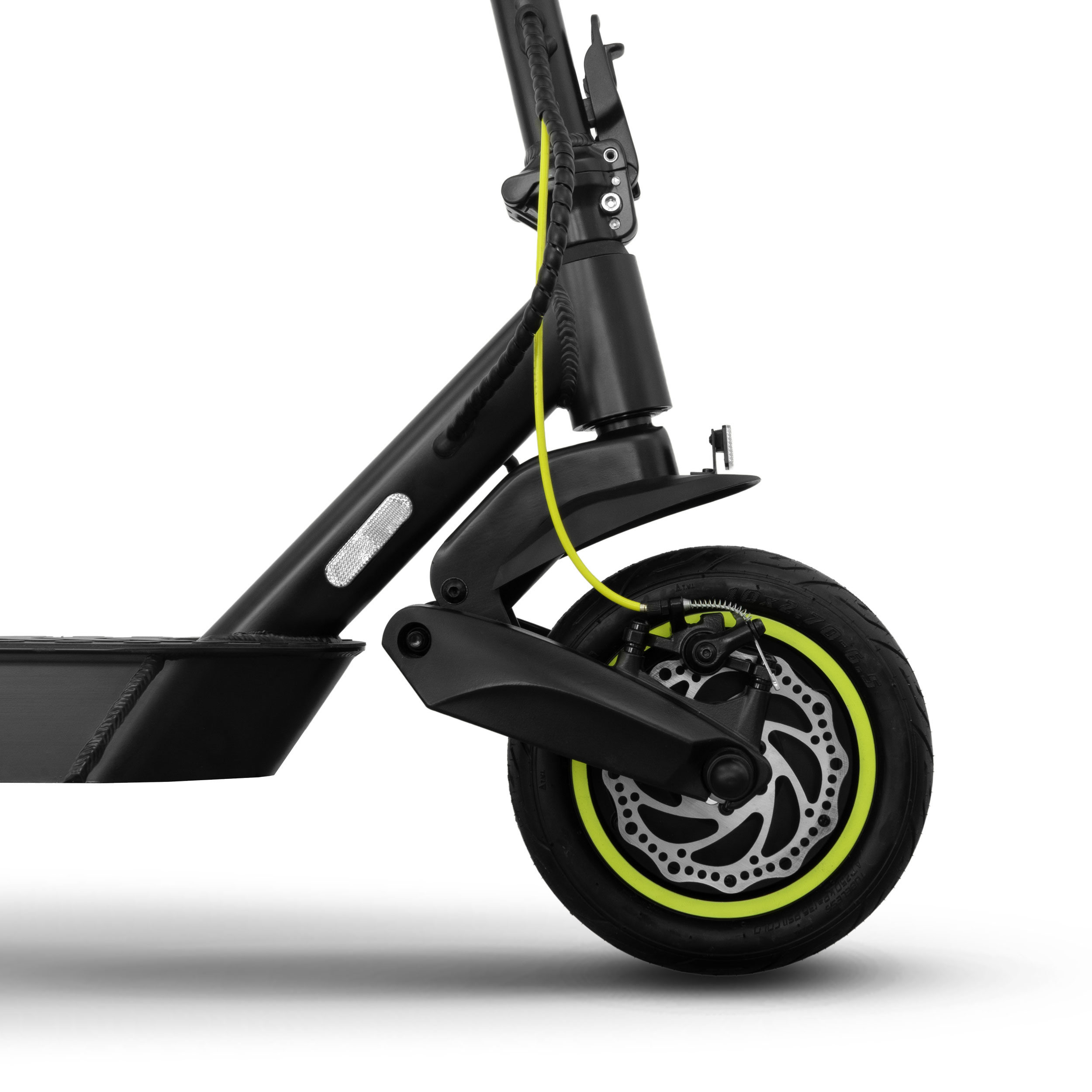 Primer plano de la rueda delantera y el freno de disco de un patinete eléctrico negro y amarillo.