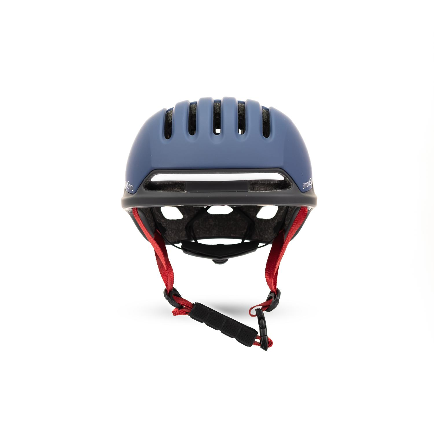 Casco de bicicleta azul con correas rojas, ribete negro y ranuras de ventilación, sobre fondo blanco.