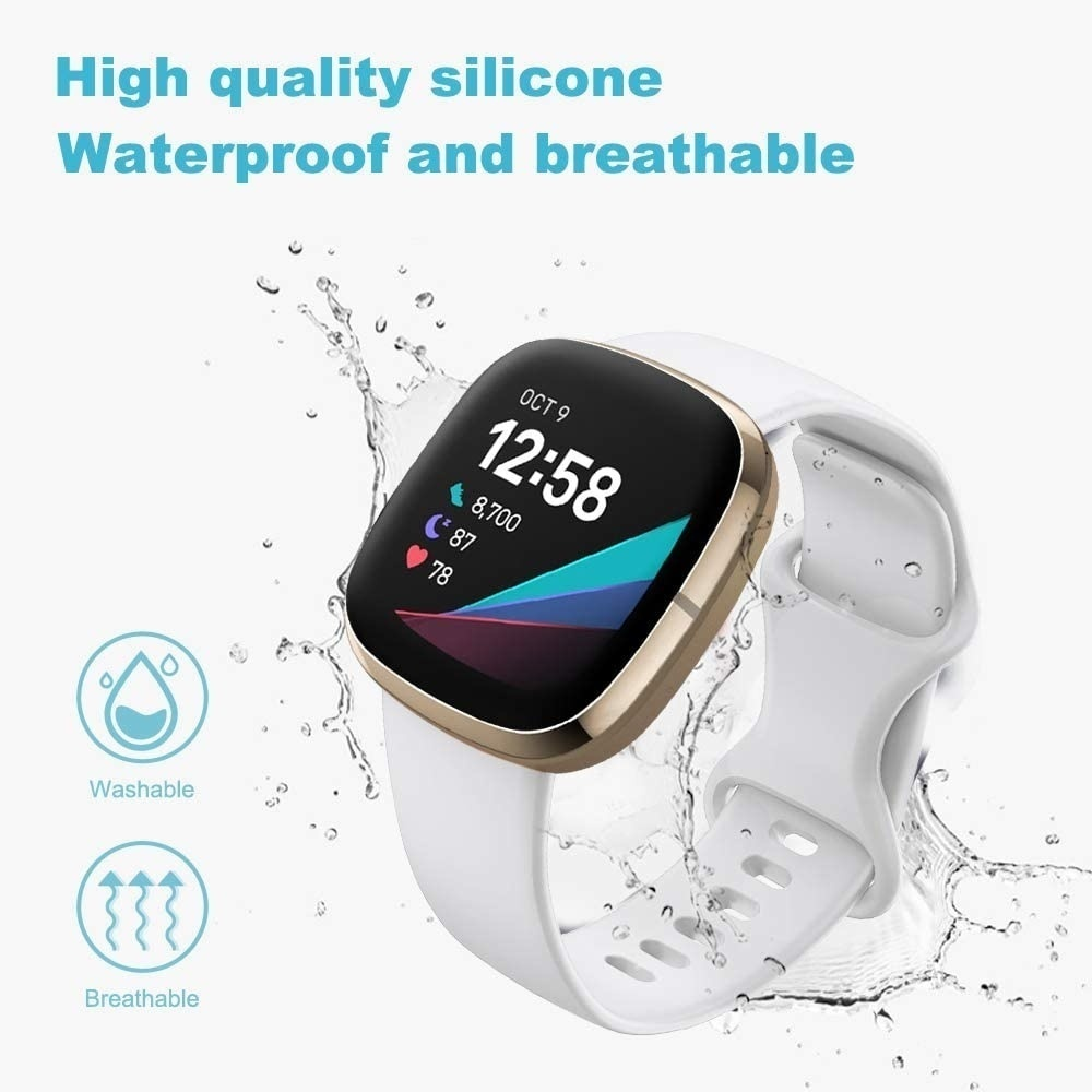 Eine Smartwatch mit weißem Armband, die Zeit und Gesundheitsdaten anzeigt. Wassertröpfchen sind sichtbar, und die Uhr ist isoliert.