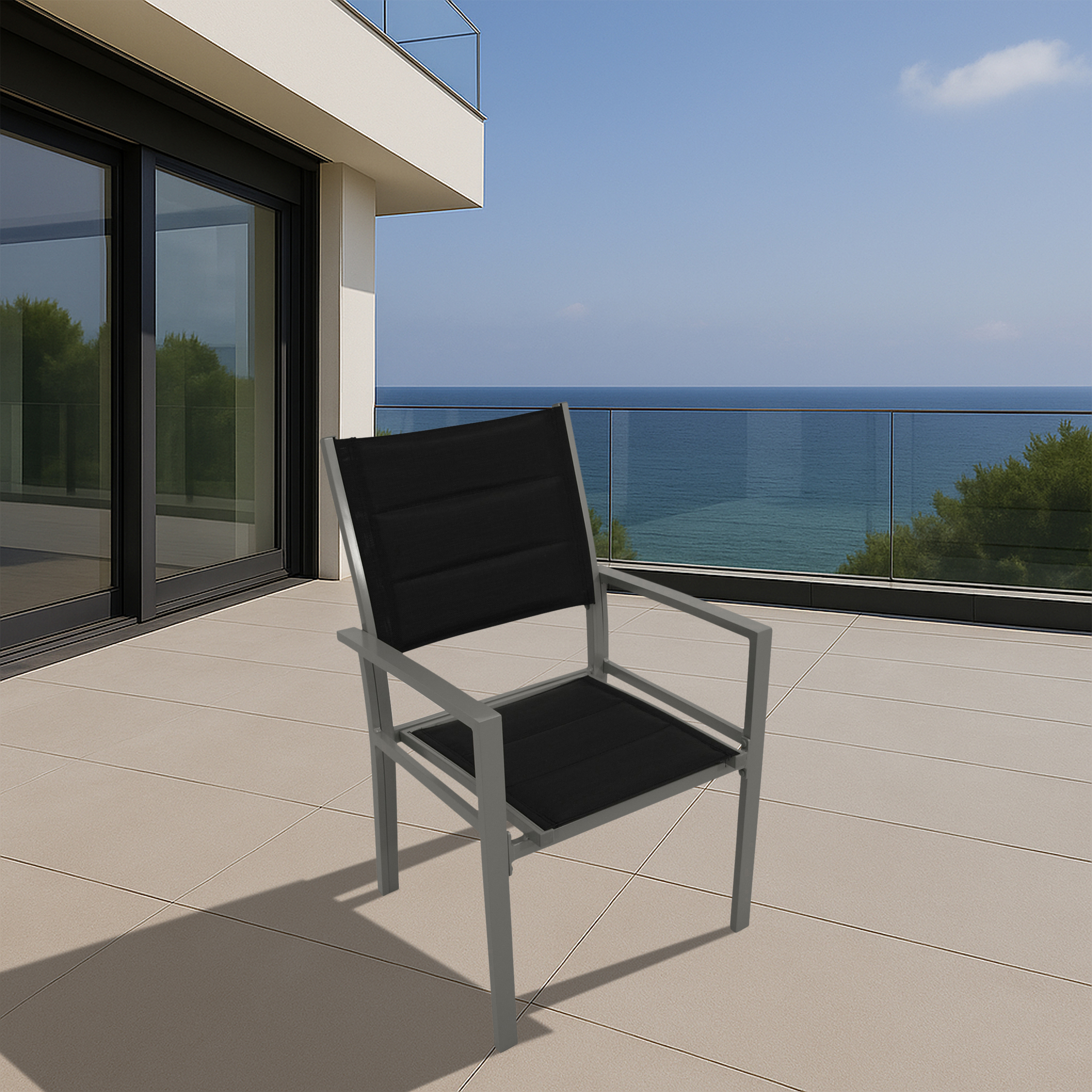 Grauer Stuhl mit schwarzem Sitz und Rückenlehne auf einer Terrasse, Meerblick.