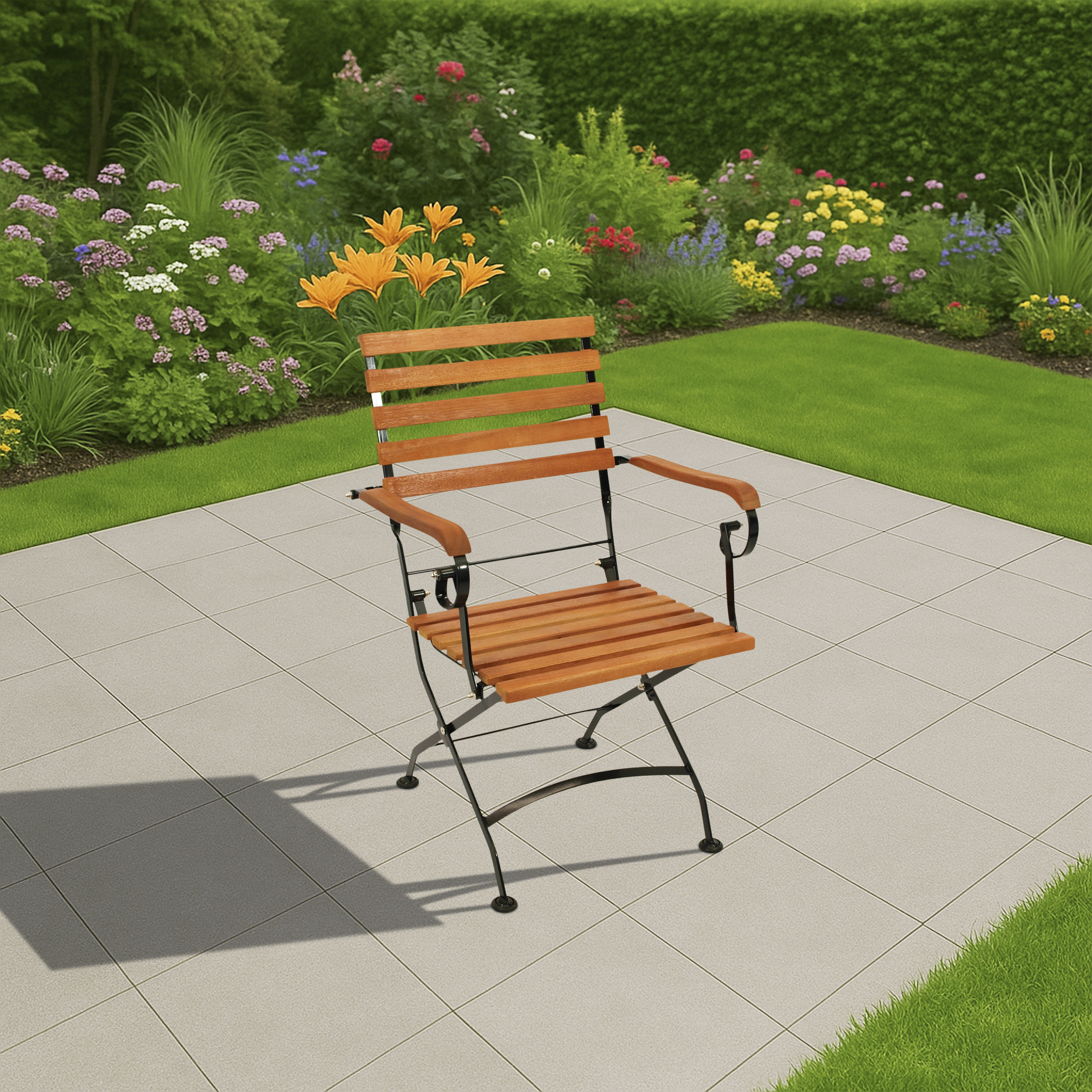 Ein Holzstuhl mit schwarzem Rahmen und Sitzfläche auf einer Terrasse, mit Gras und Blumen im Hintergrund.