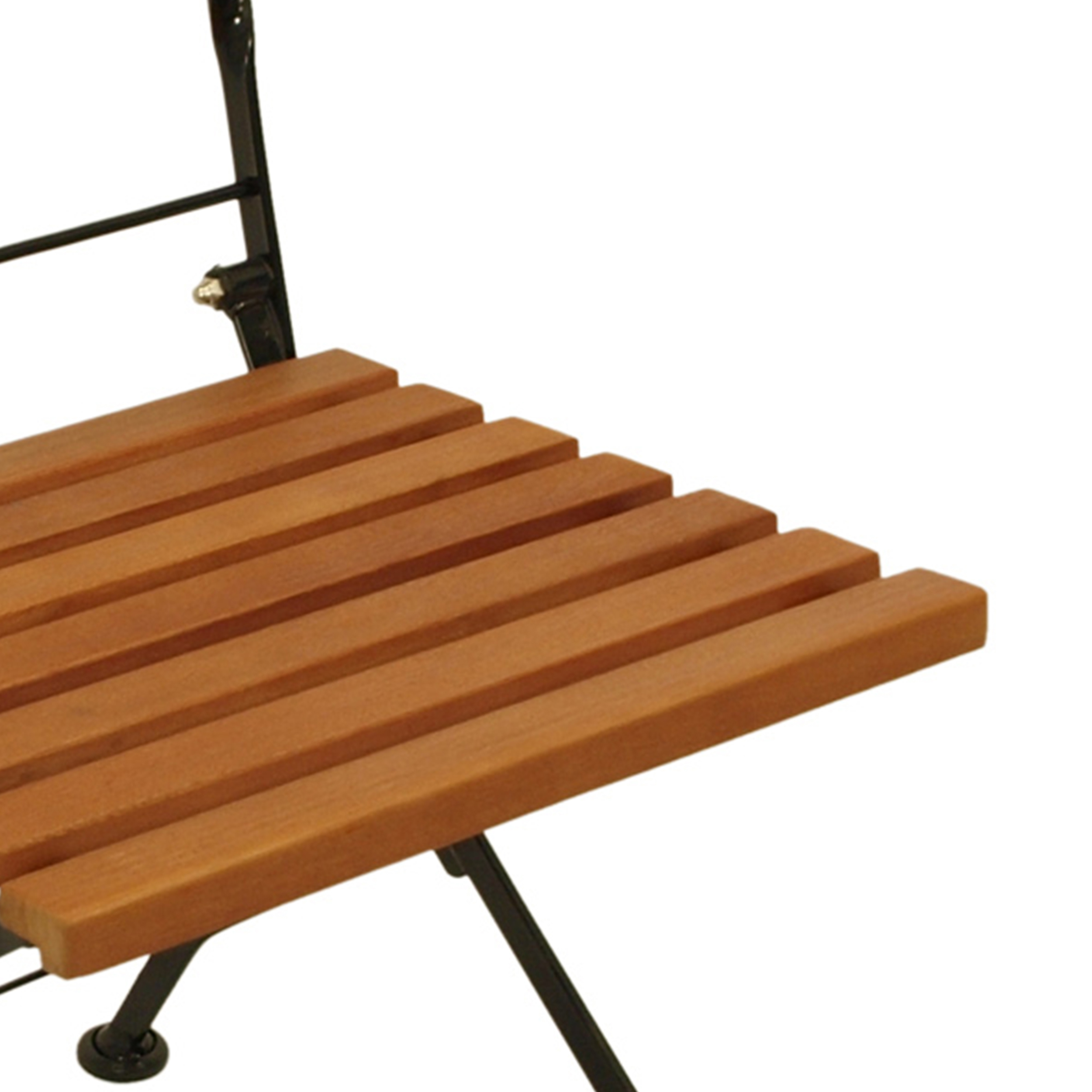 Nahaufnahme eines Holzstuhlsitzes mit horizontalen Lamellen. Schwarzer Metallrahmen ist sichtbar.