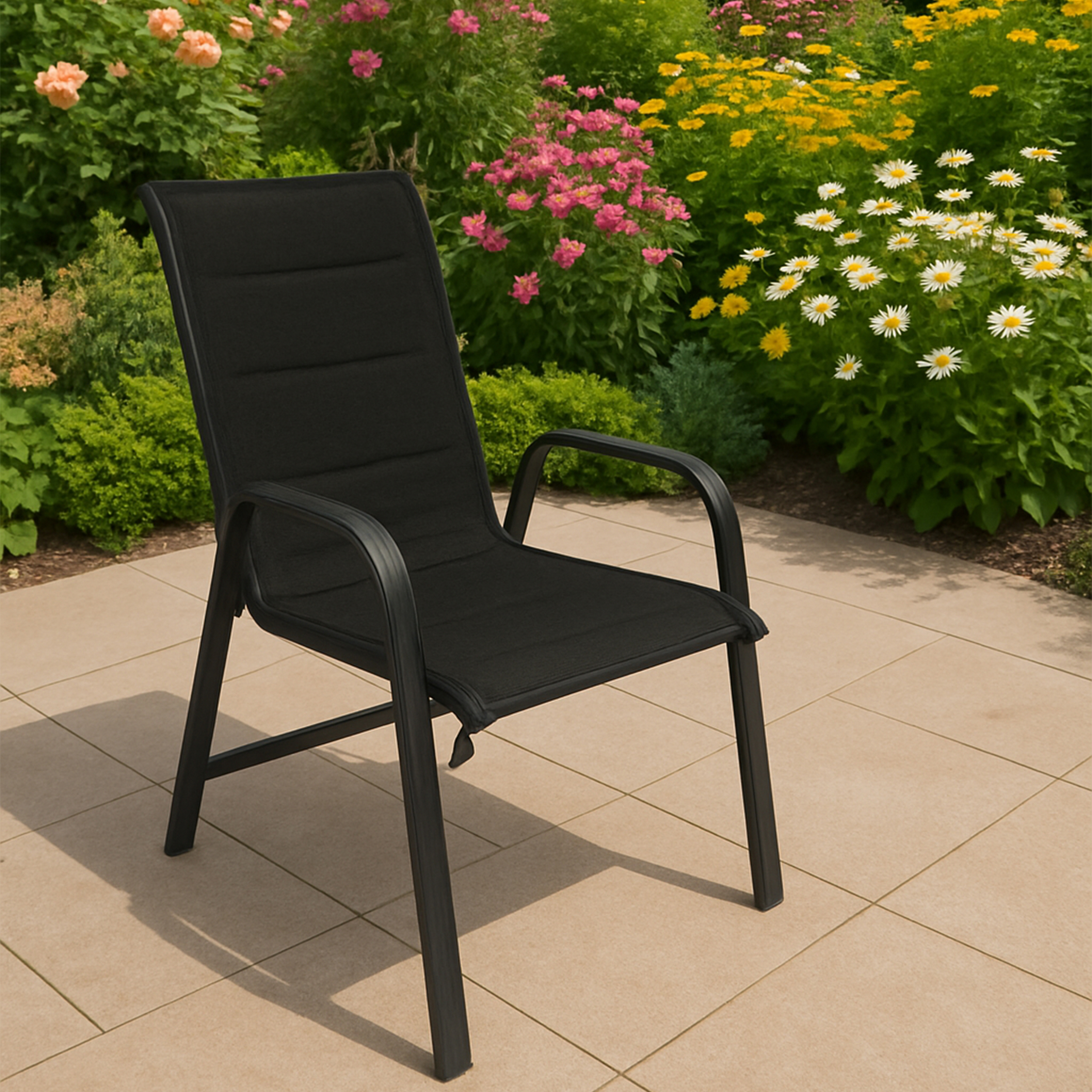 Schwarzer Metallstuhl im Garten. Der Stuhl hat eine schwarze Netzlehne und Armlehnen auf Steinterrasse.