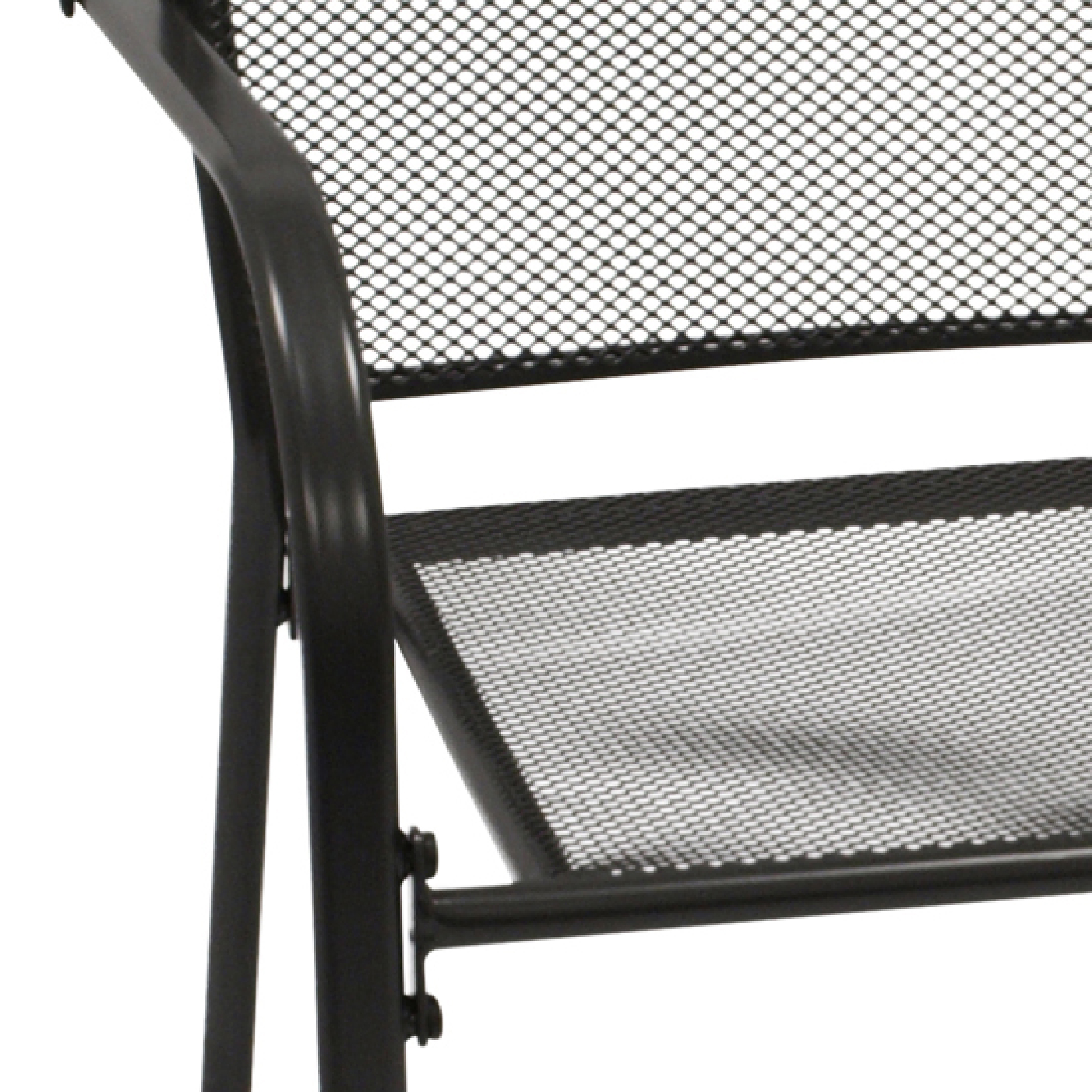 Nahaufnahme eines schwarzen Metallstuhlgitters. Schwarzer Metallrahmen und Mesh. Kleine Löcher im Mesh.