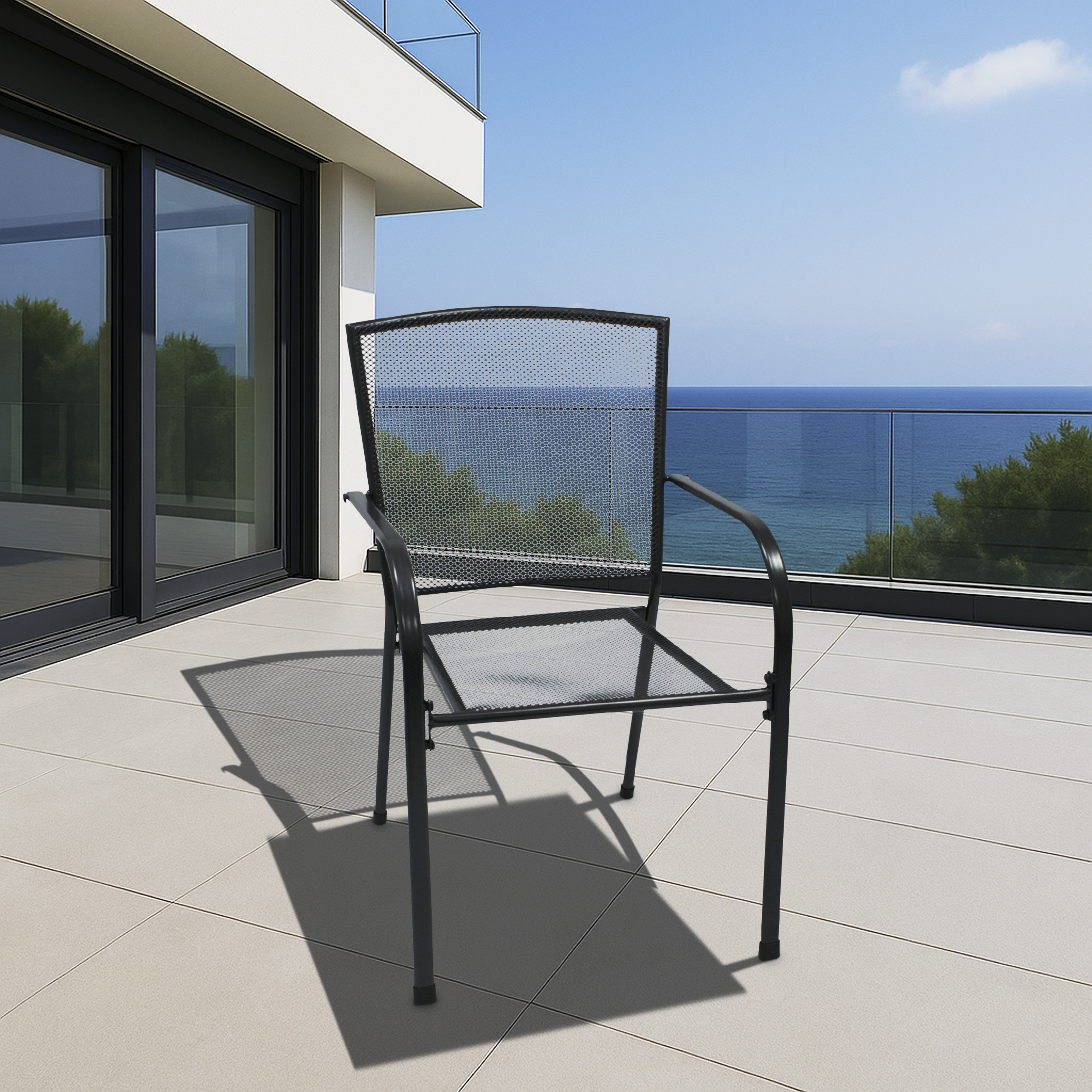 Ein schwarzer Metallstuhl auf einer Terrasse, mit einem modernen Gebäude und Meer im Hintergrund, sonniger Tag.
