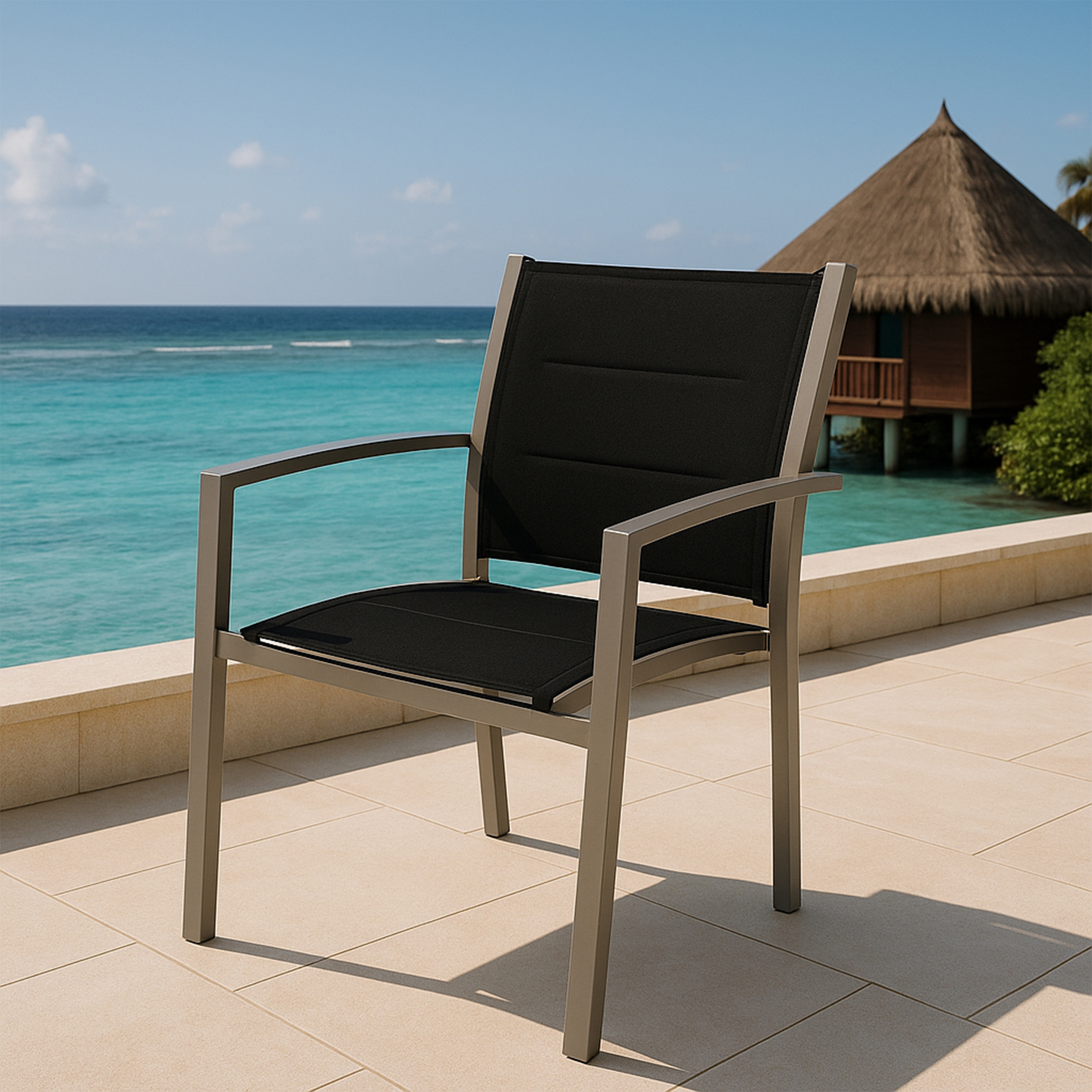 Stuhl mit schwarzem Netzrücken und Sitz, auf einer Terrasse mit Blick auf das Meer und Gebäude.