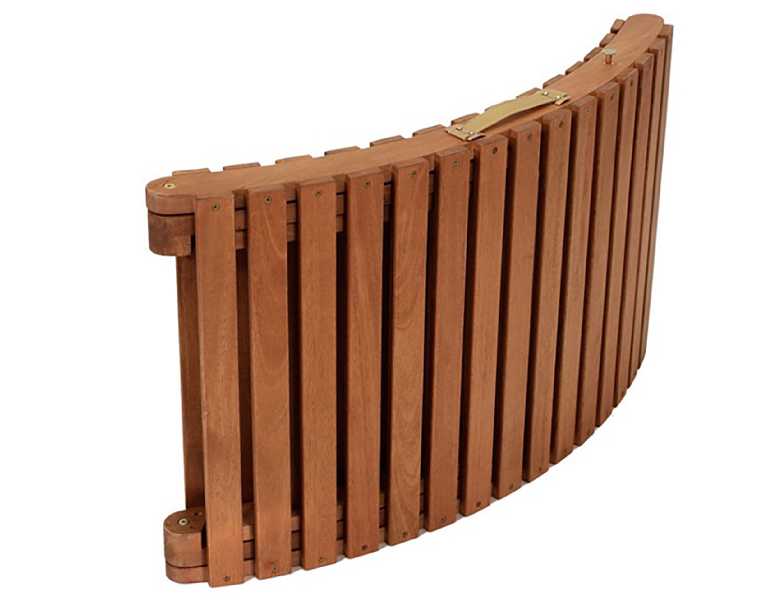 Gebogener Holz-Außenstuhl, braun, zusammengeklappt. Lamellen sind vertikal. Griff ist braunes Leder.