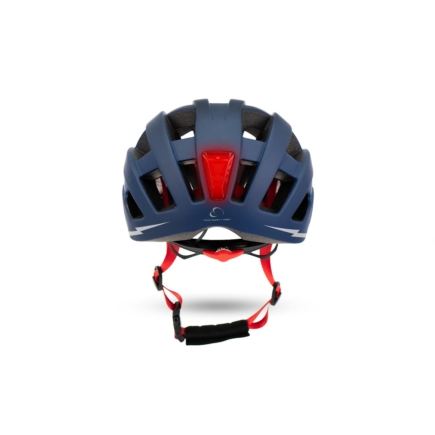 Casco de bicicleta azul con correas rojas y luz roja trasera, fondo blanco.