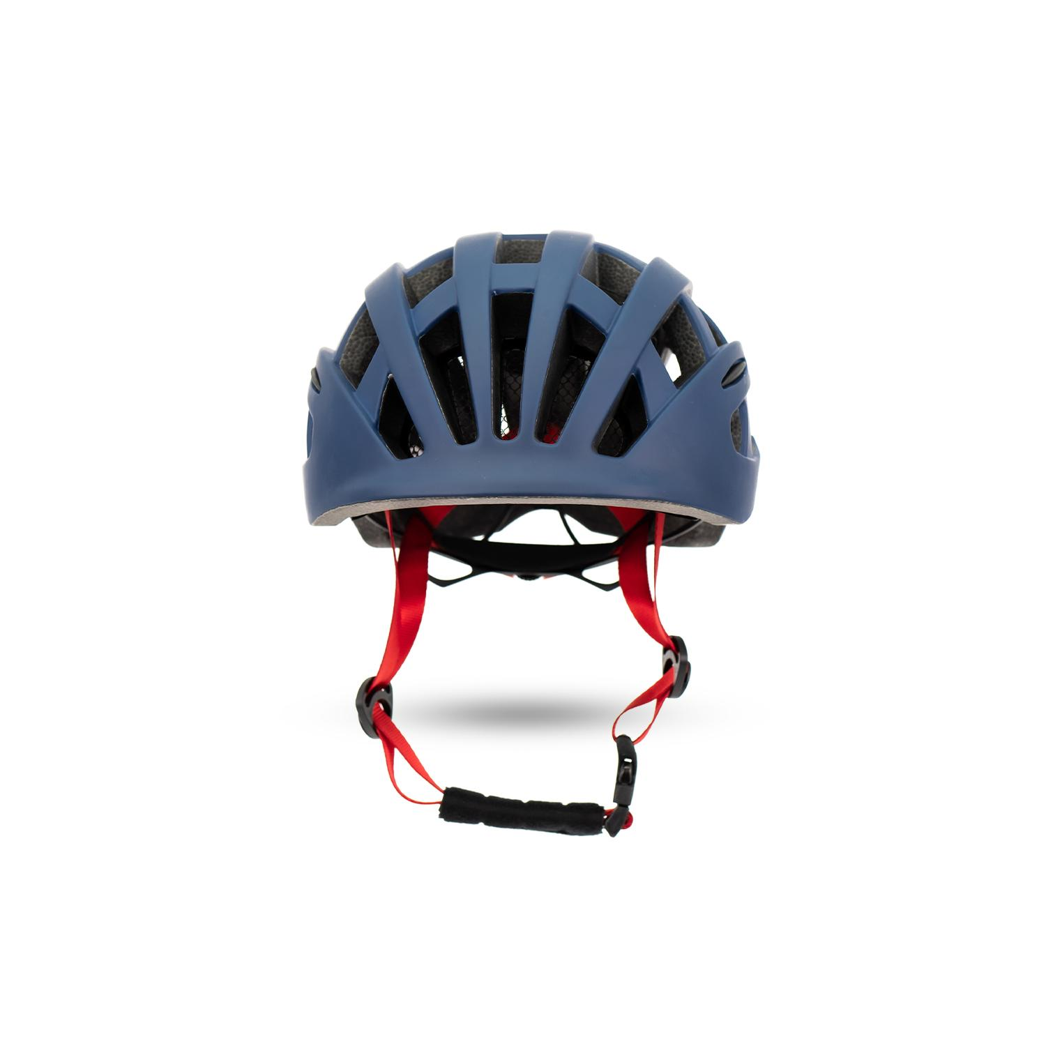 Casco de bicicleta azul con correas rojas. Aislado sobre fondo blanco.
