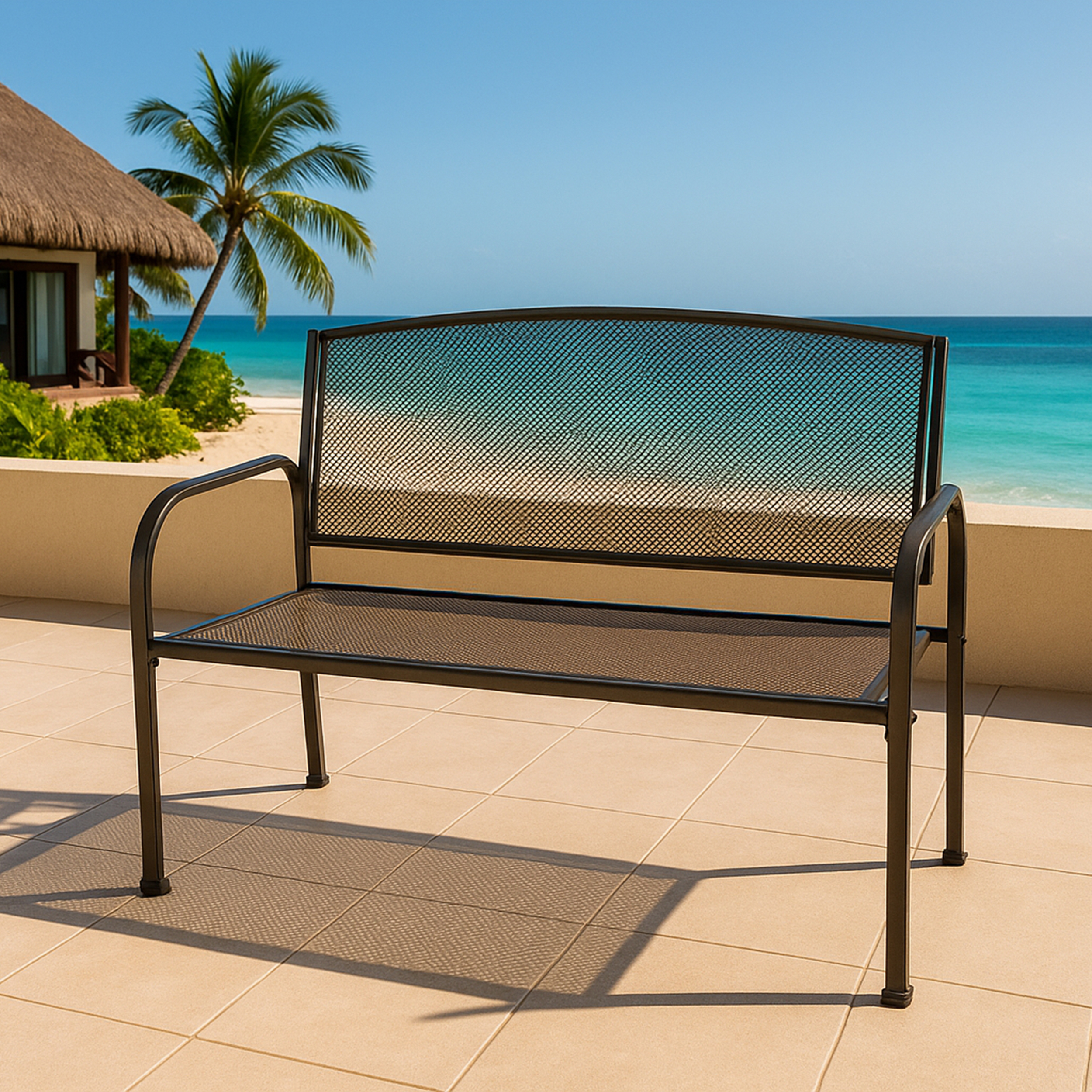 Metallnetzbank auf einer Terrasse mit Blick auf das Meer. Blauer Himmel im Hintergrund.