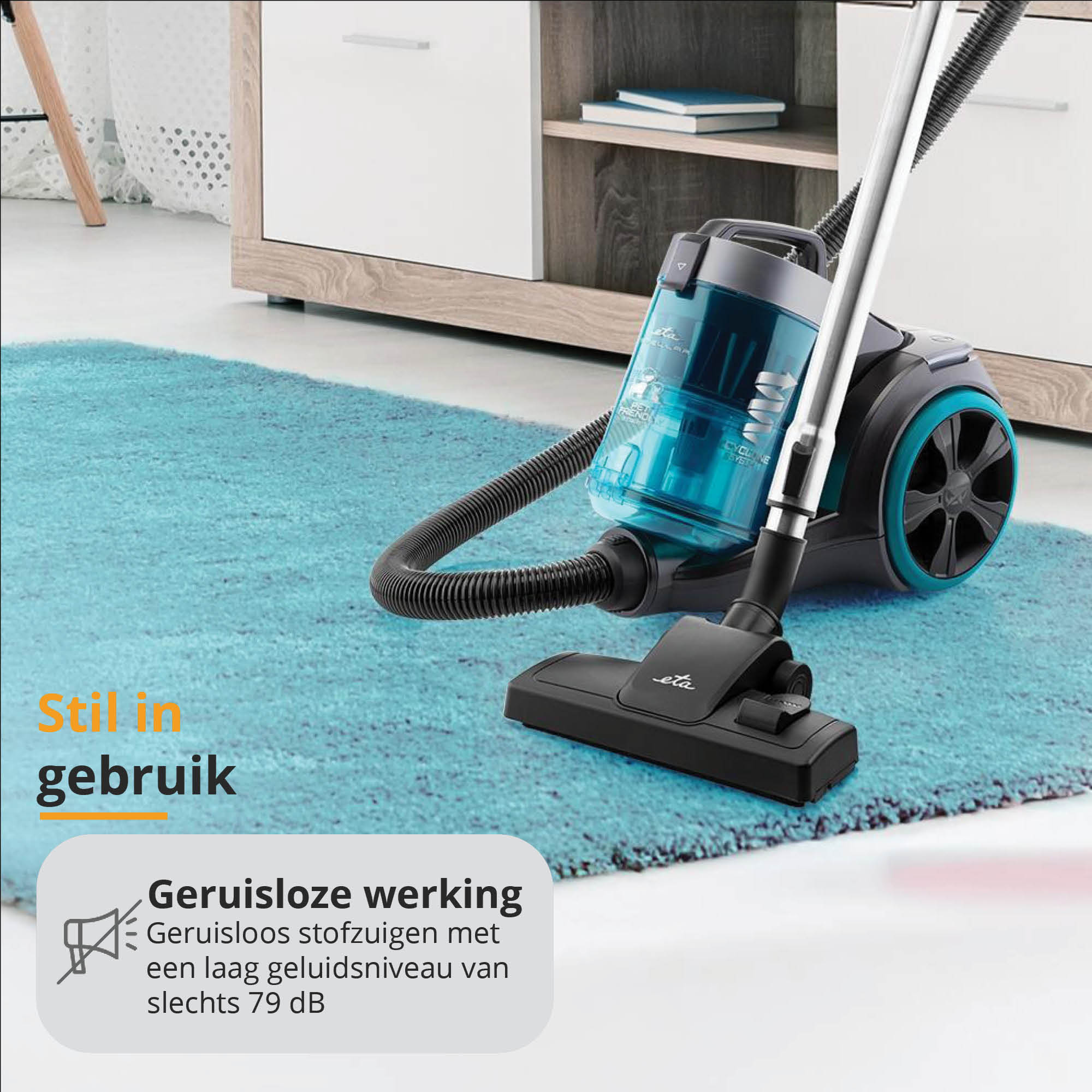 Staubsauger auf einem blauen Teppich. Textblase beschreibt den leisen Betrieb, mit einem Schallpegel von 79 dB.
