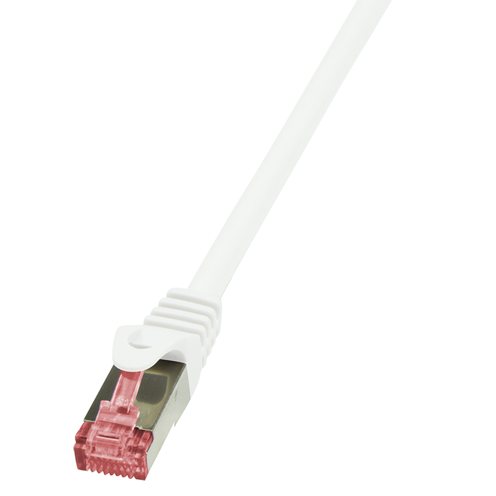 Biały kabel Ethernet z przezroczystym złączem. Złącze ma czerwone wnętrze i jest na białym tle.