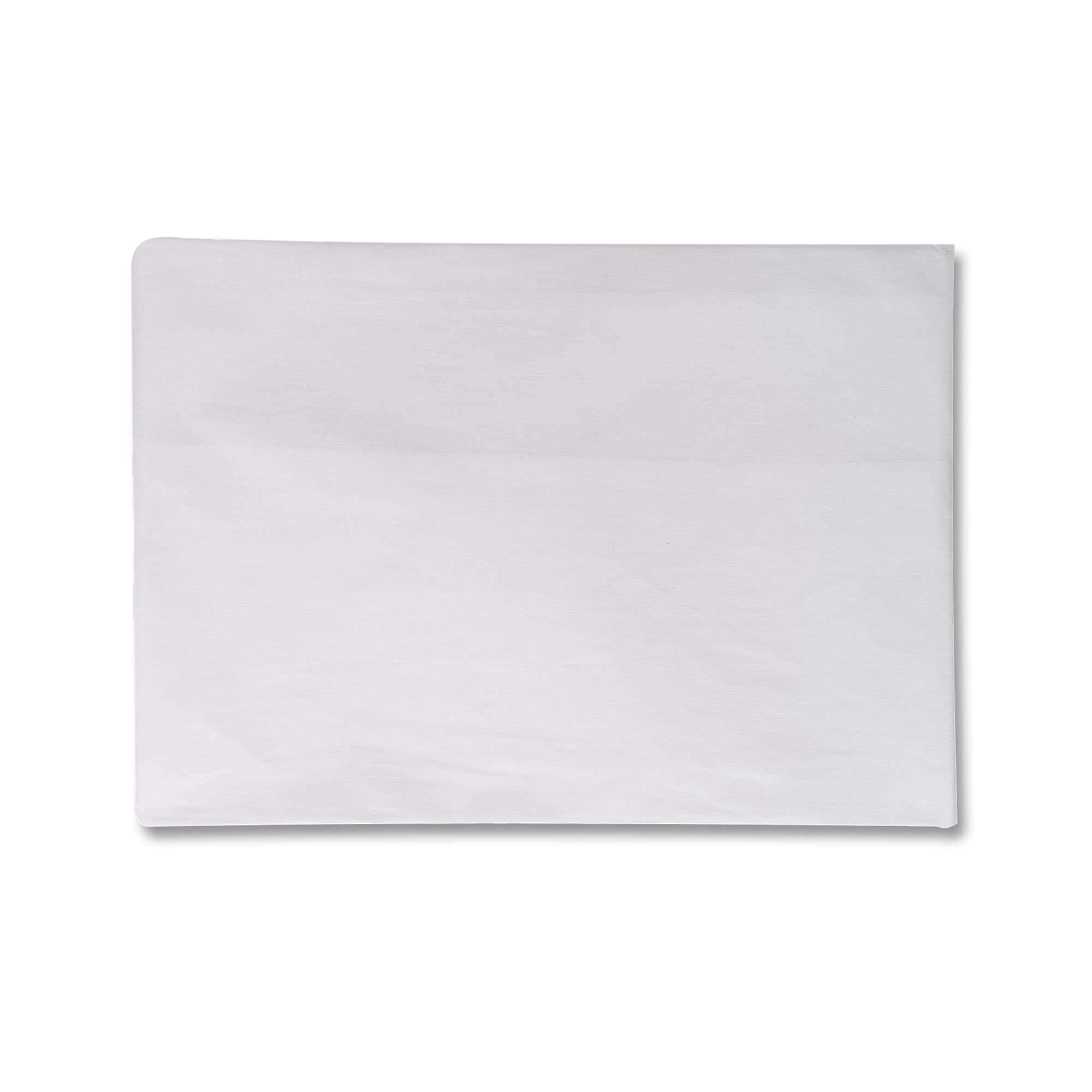 Una sábana blanca, rectangular y doblada cuidadosamente, con una superficie limpia y lisa.