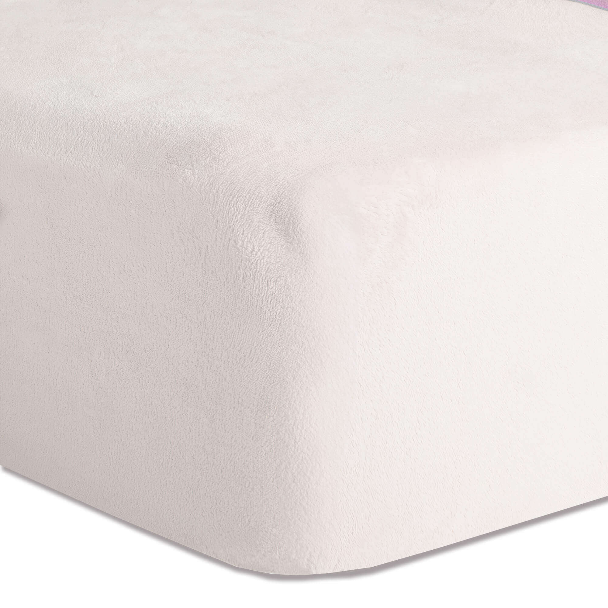 Primer plano de una esquina de sábana bajera blanca y afelpada. La tela es suave y texturizada, con aspecto liso.