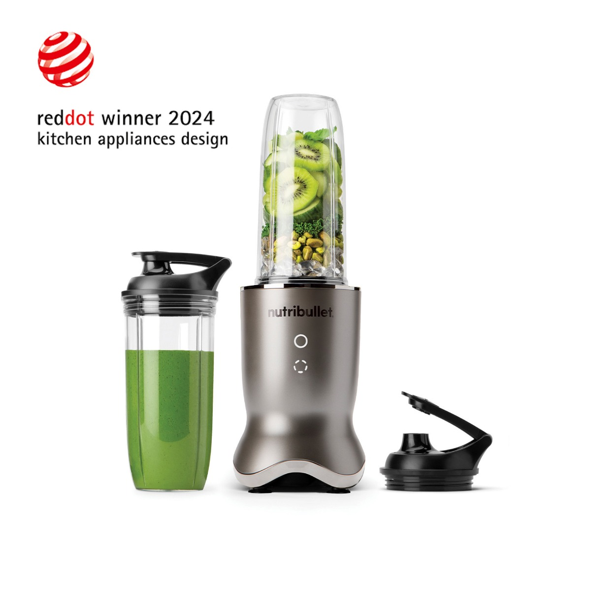 Een zilveren Nutribullet blender met kiwi en noten erin, een groene smoothiebeker en het Red Dot Award logo.