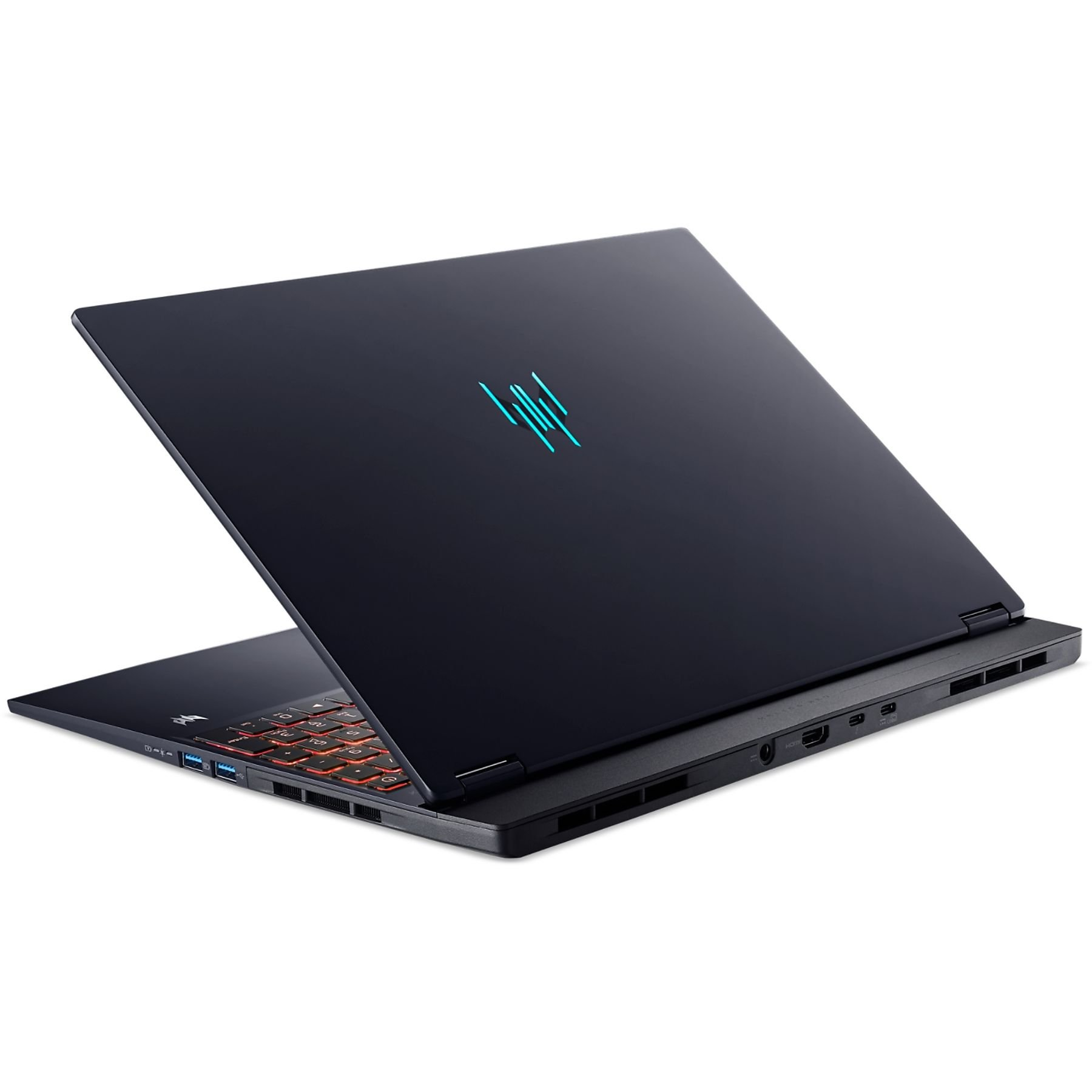Laptop scuro con un logo sul coperchio, inclinato su sfondo bianco.