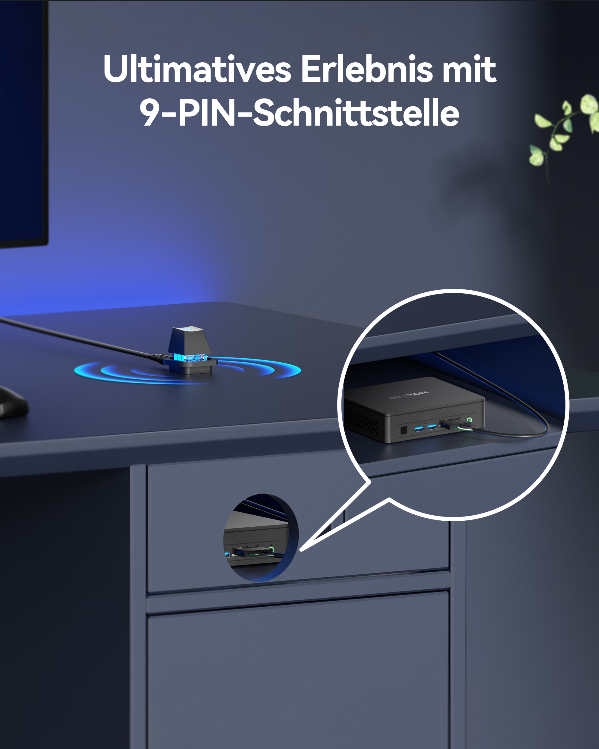 Schreibtischszene: Monitor, Schreibtisch mit blauen Akzenten, kleines Gerät, Text oben.