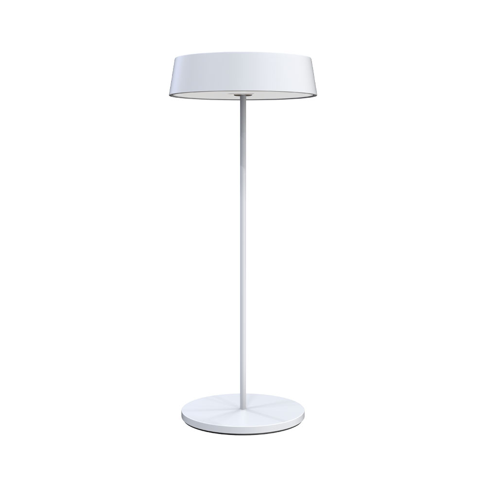 Una lampada da terra bianca con base rotonda e paralume bianco, isolata su sfondo bianco.