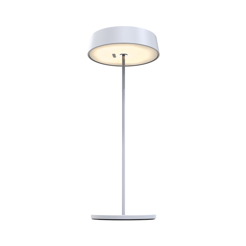 Una lampada da tavolo bianca con paralume cilindrico e base bianca su sfondo bianco.
