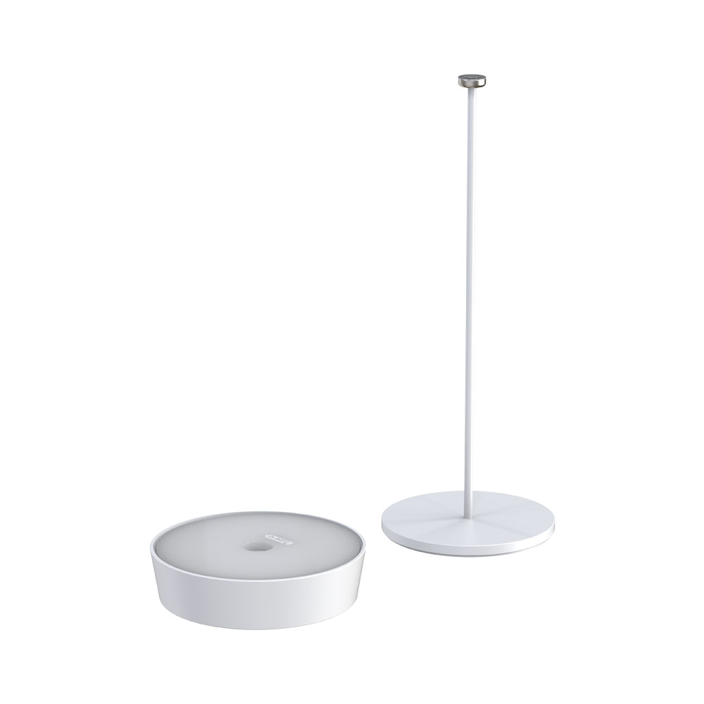 Base e stelo di lampada bianchi con base circolare e oggetto rotondo bianco separato su bianco.