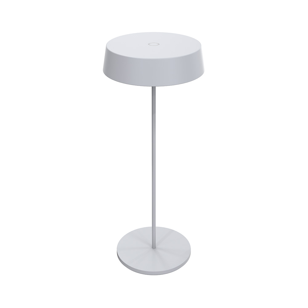 Lampada bianca con base circolare, stelo dritto e paralume circolare. Sfondo bianco.