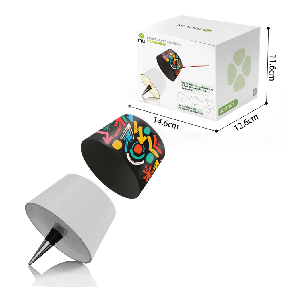 Una lampada con paralume bianco con frecce colorate e stelo nero a punta. Sfondo bianco.