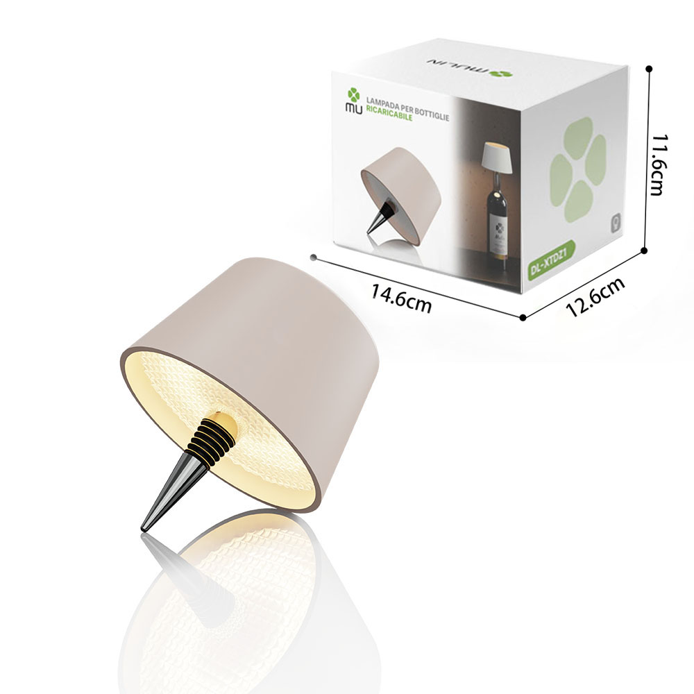 Una lampada con paralume beige e stelo nero a punta. La scatola è a destra. Sfondo bianco.
