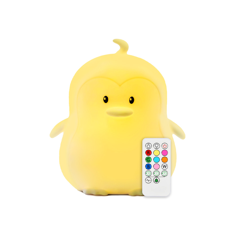 Una lampada a forma di pinguino giallo con telecomando e molteplici opzioni di colore, su sfondo bianco.