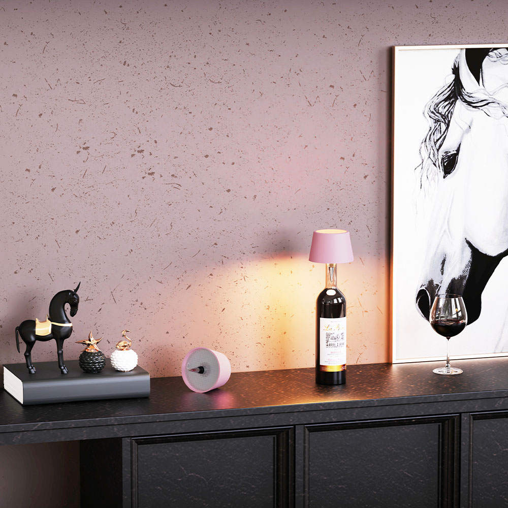 Una scena del bar con una lampada su un mobile, insieme a un dipinto, un bicchiere di vino e decorazioni.