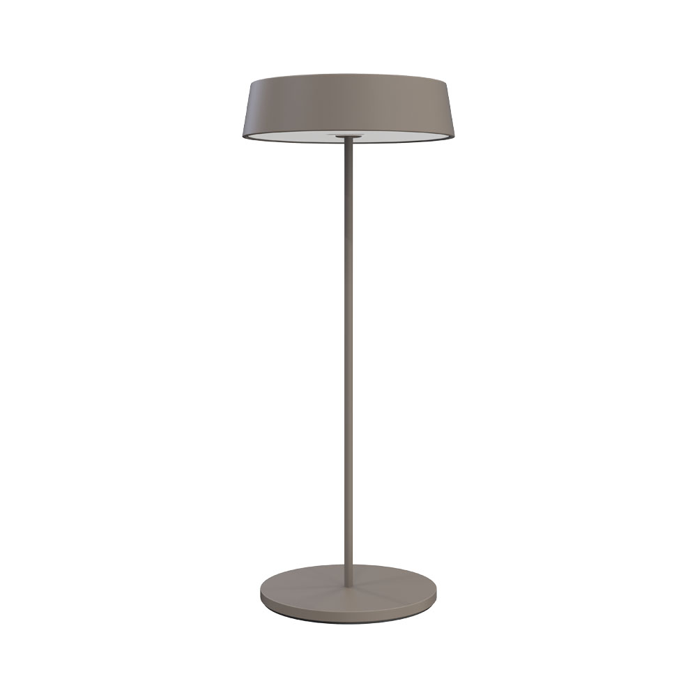 Una lampada da terra alta, color talpa, con base circolare e paralume, su sfondo bianco.