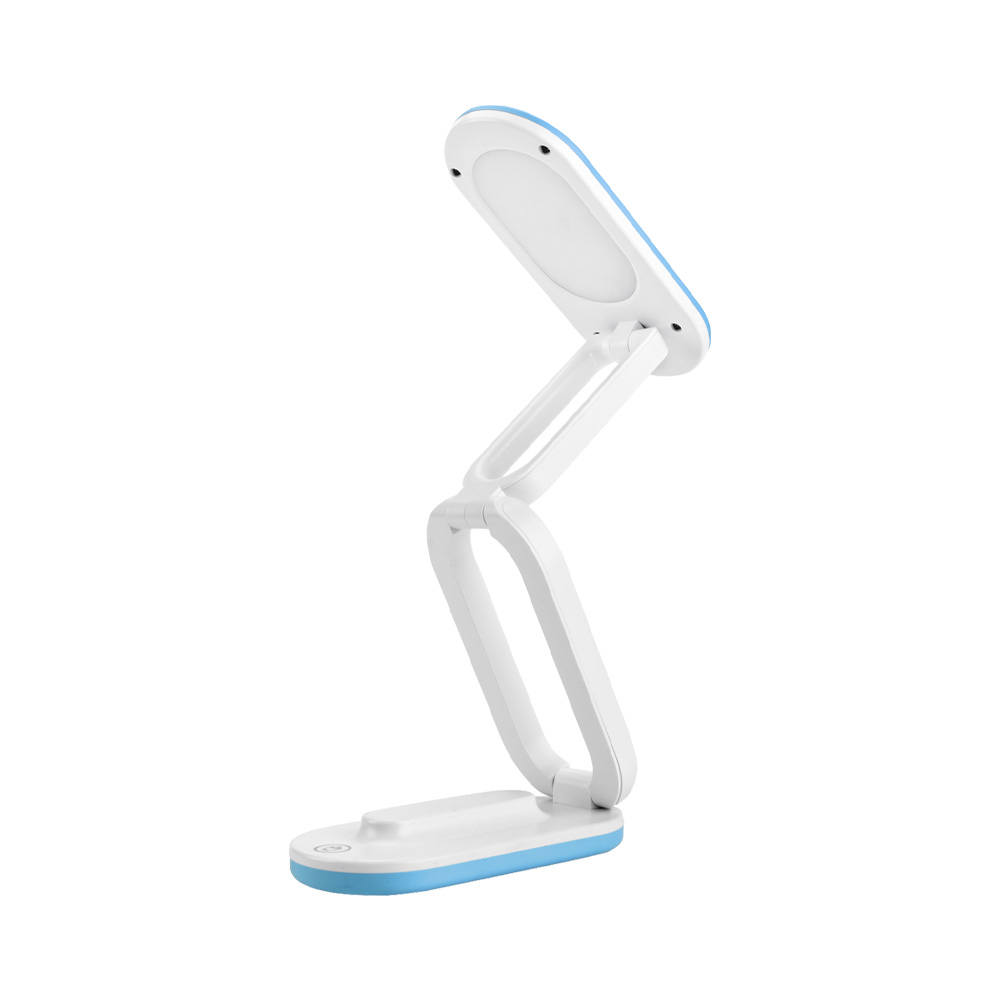 Una lampada da scrivania a LED pieghevole bianca e blu, con base rettangolare, è su una superficie bianca.