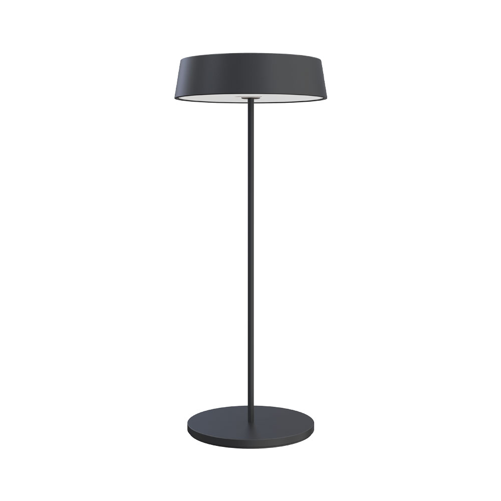 Una lampada da tavolo nera con base e paralume rotondi, isolata su sfondo bianco.