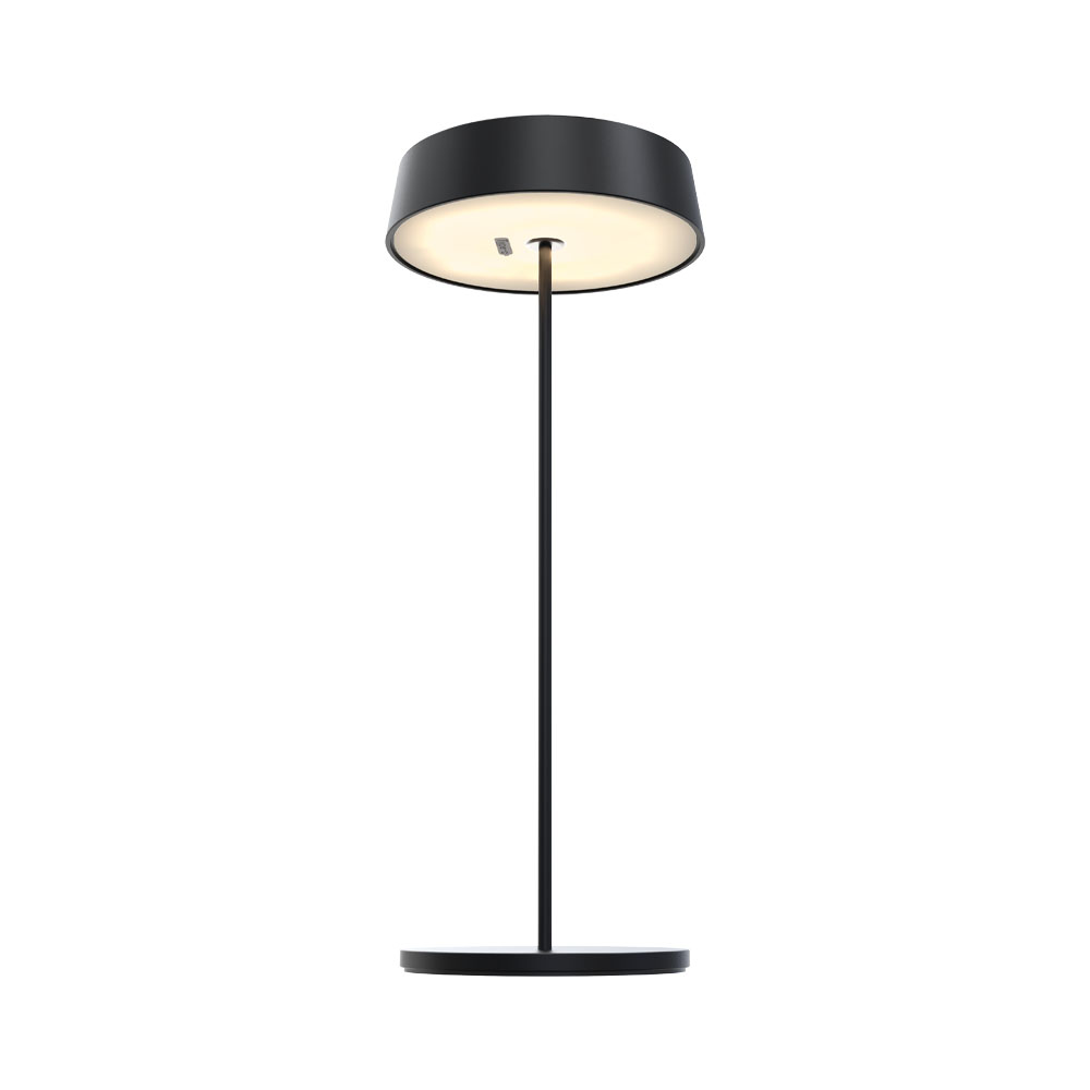 Una lampada da tavolo nera con base e paralume rotondi, isolata su sfondo bianco.