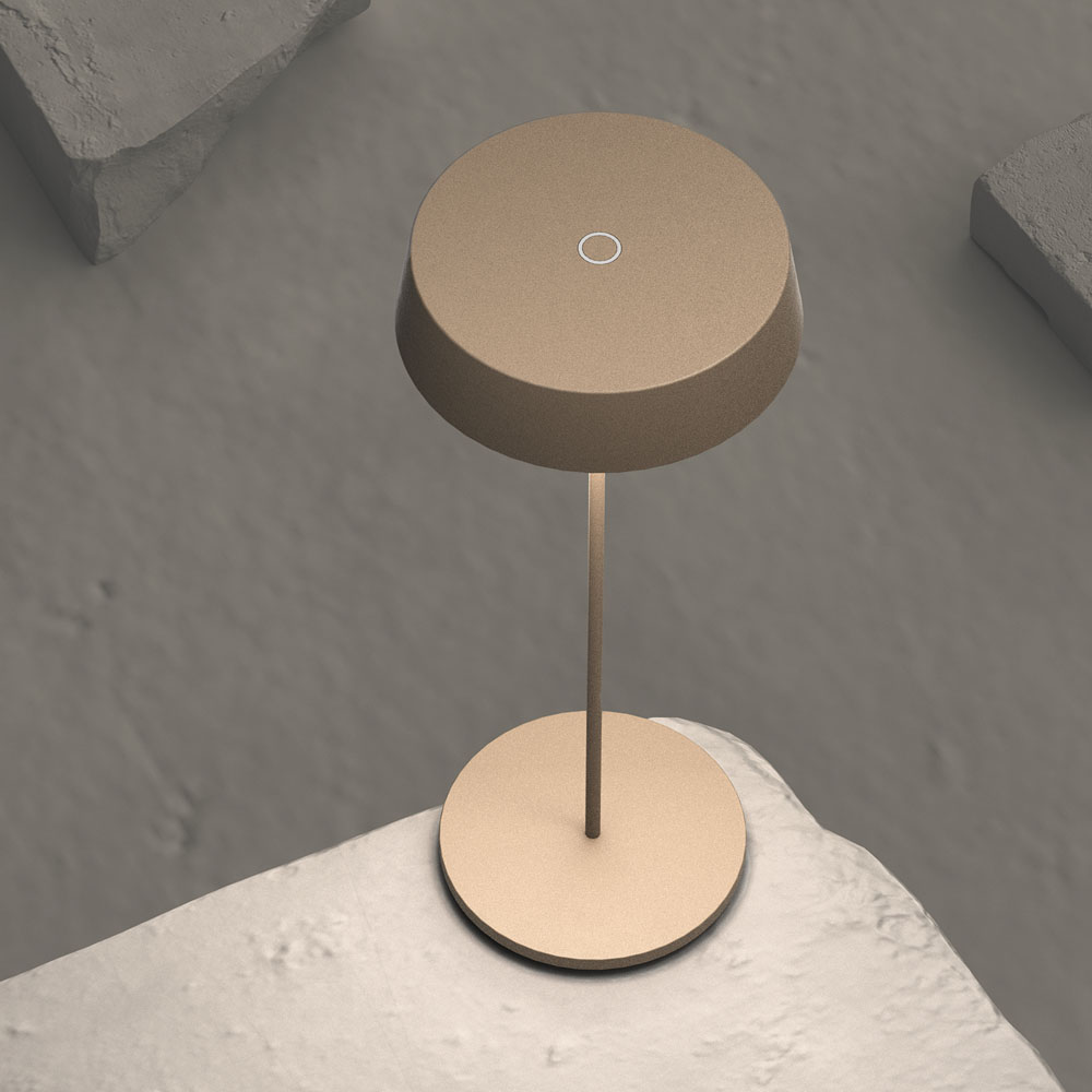 Una moderna lampada da tavolo con base circolare e paralume, posizionata su una superficie.