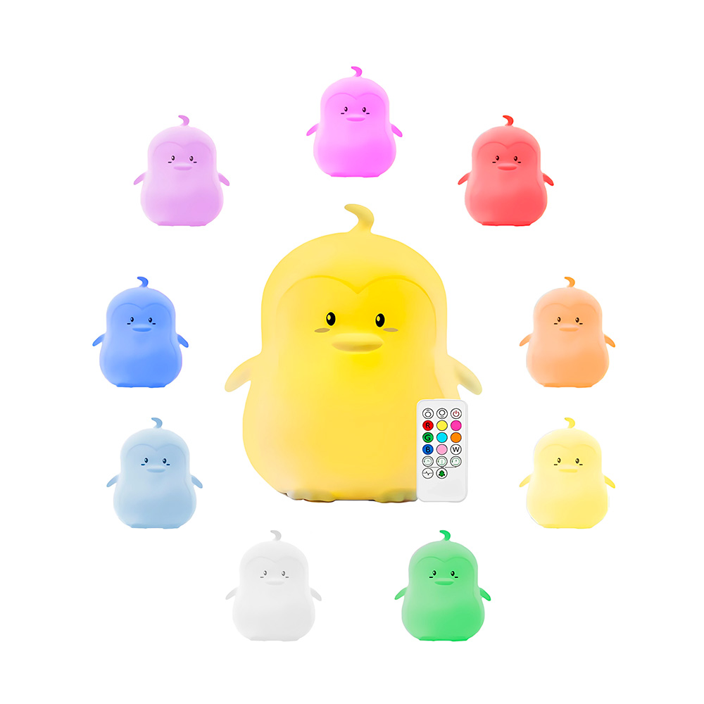 Lampade a forma di pinguino di vari colori con telecomando, su superficie bianca.