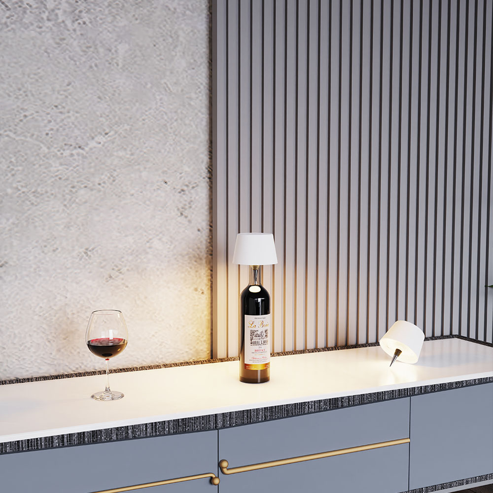 Un'esposizione con una lampada a bottiglia di vino, un bicchiere di vino e una piccola lampada.