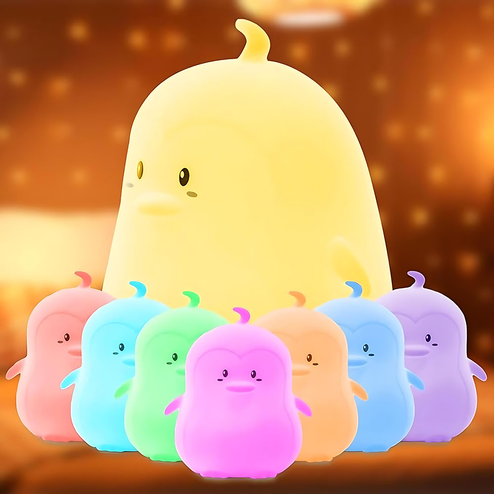 Un gruppo di lampade a forma di pinguino, una grande e sette più piccole.