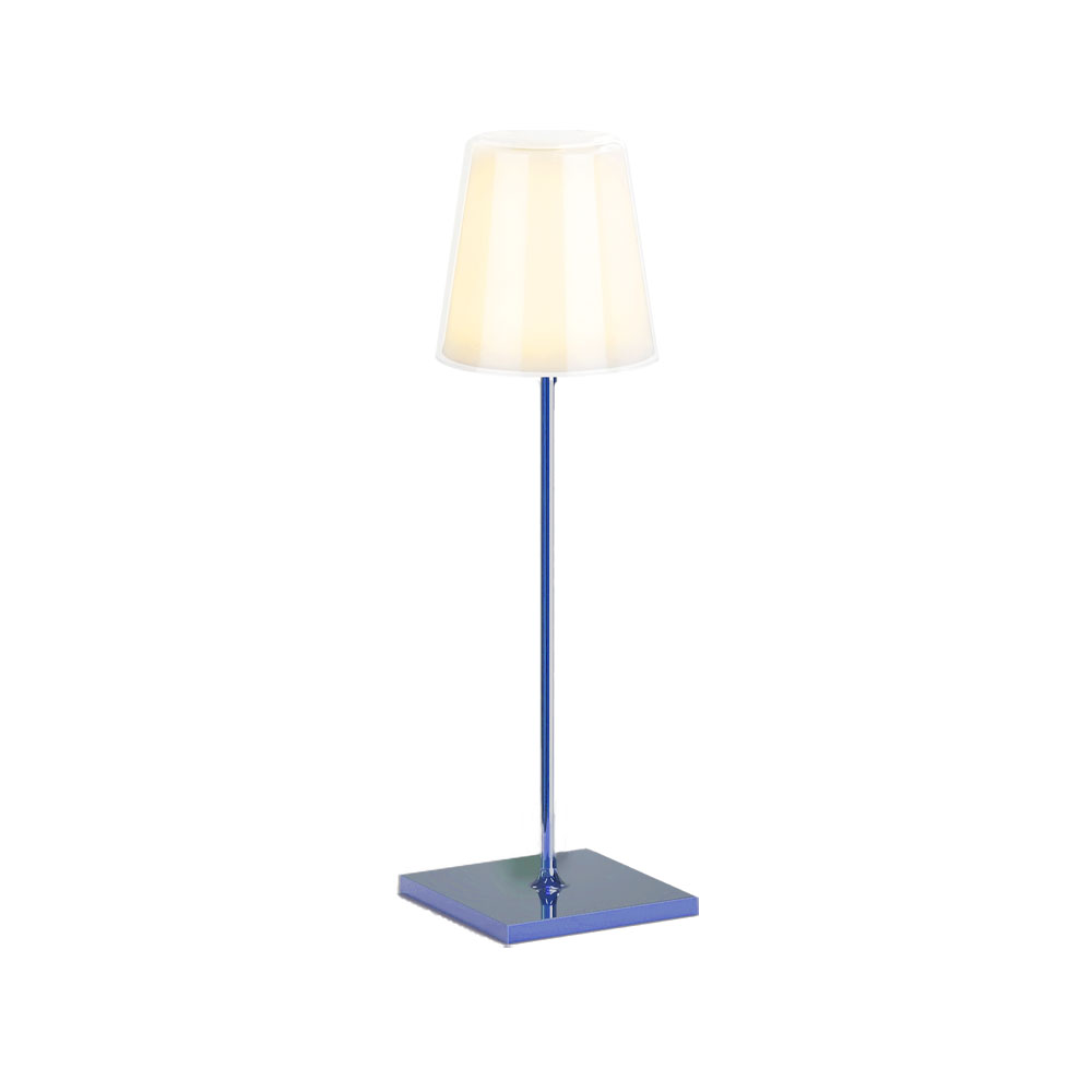 Lampada da tavolo con paralume bianco, stelo e base blu, su sfondo bianco.