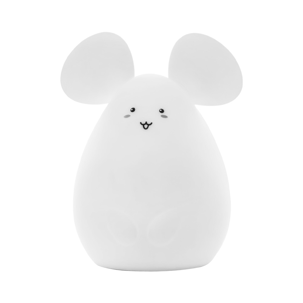 Lampada bianca a forma di topo con orecchie e viso sorridente, isolata su bianco.