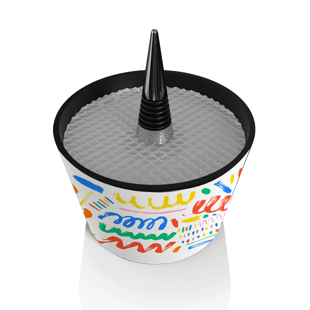 Un secchio bianco con scarabocchi colorati e un tappo per bottiglia argentato.