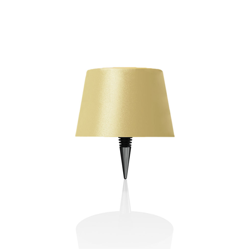Una lampada gialla con tappo per bottiglia, su sfondo bianco.