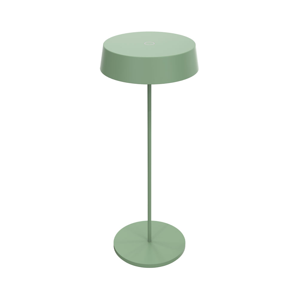 Una lampada verde con paralume e base rotondi. Sfondo bianco.