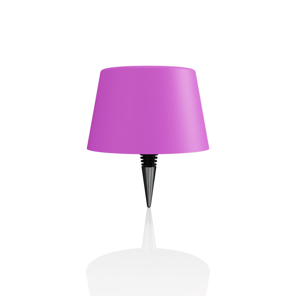Una lampada viola con tappo per bottiglia su sfondo bianco.