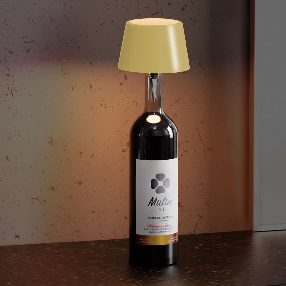 Una lampada a bottiglia di vino con paralume giallo. La bottiglia ha un'etichetta.