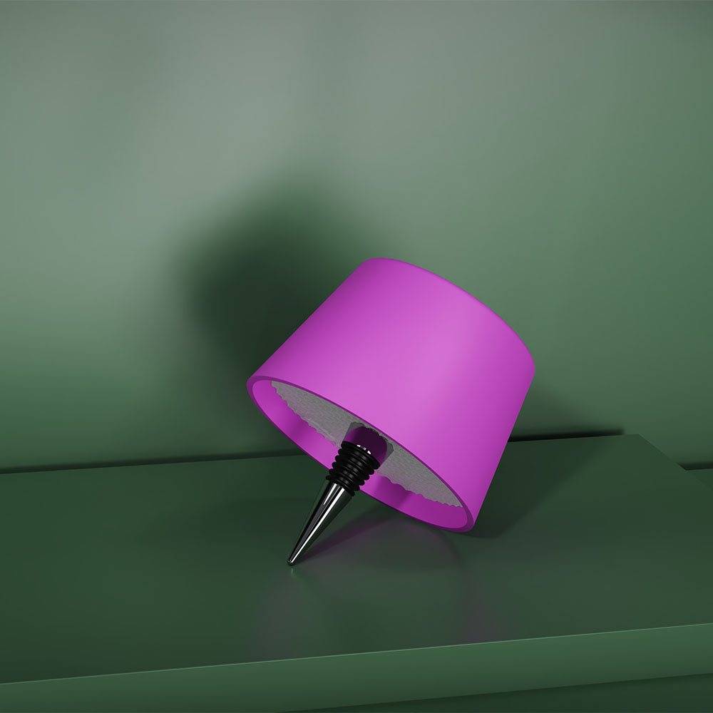 Un paralume rosa su una superficie verde, con un tappo per vino nero inserito.