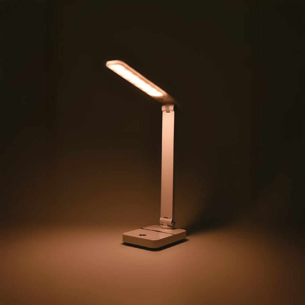 Una lampada da scrivania bianca che emette luce calda, su uno sfondo marrone scuro.