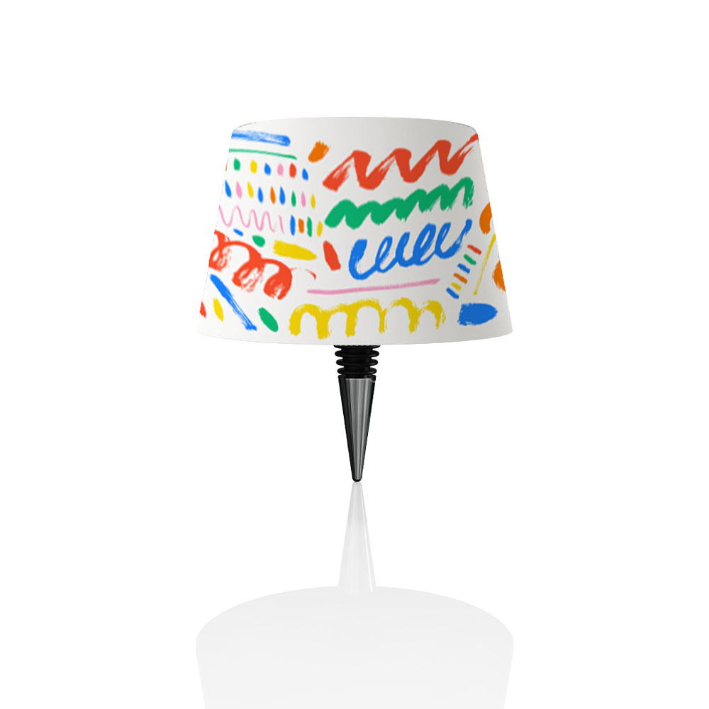 Una lampada bianca con disegni colorati sul paralume e un tappo per vino nero.