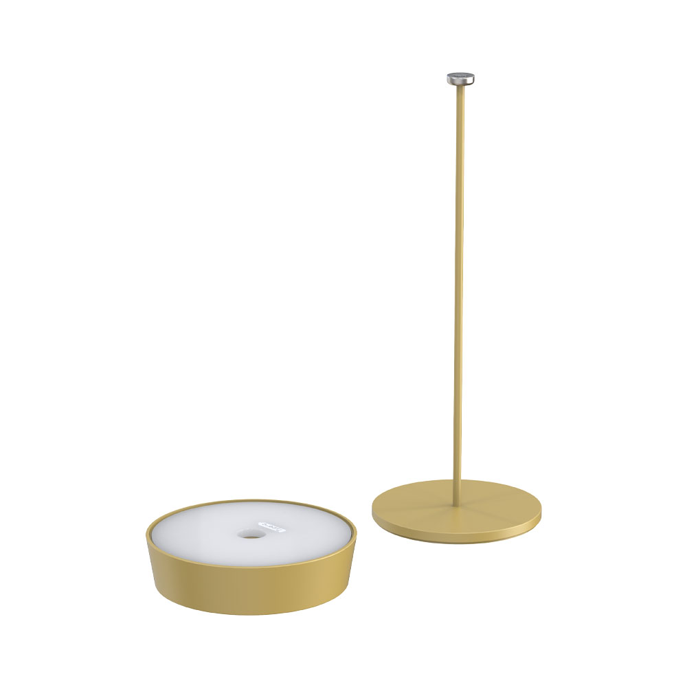 Una lampada gialla con stelo e base. Il paralume è separato. Sfondo bianco.