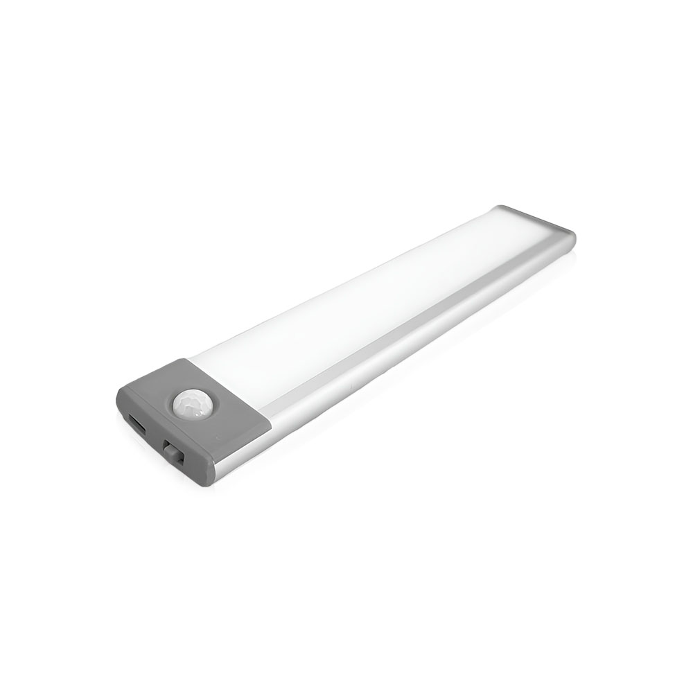 Una luce LED argentata con estremità grigia, con sensore di movimento su sfondo bianco.